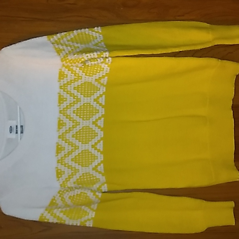 Old Navy Comfy Sweater-- (Womans size small)